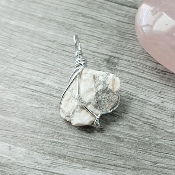 Howlite Gemstone Crystal Pendant Wire Wrapped 1" - Picture 1 of 4